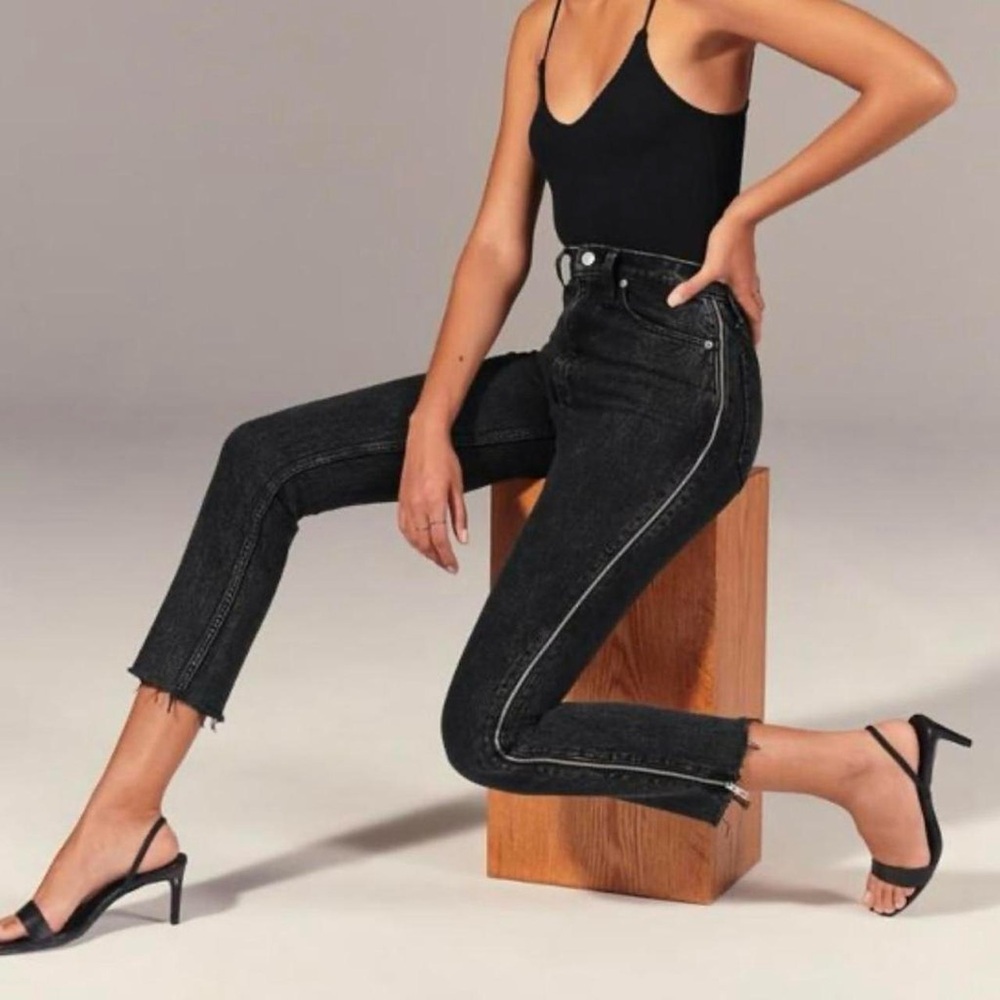 Abercrombie - Ultra High Rise Mom Jean